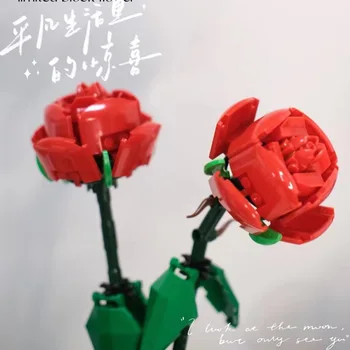 Букет розовых роз, тюльпан, строительный блок из мелких частиц, собранный подарок
