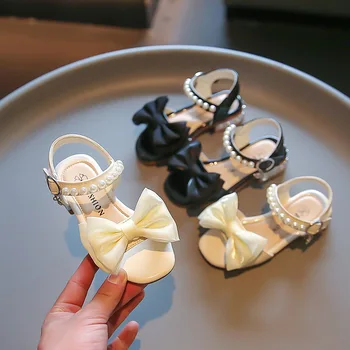 Сандалии для девочек 2023, Новая летняя модная пляжная обувь на мягкой подошве, Корейская версия обуви принцессы с жемчужным бантом в иностранном стиле